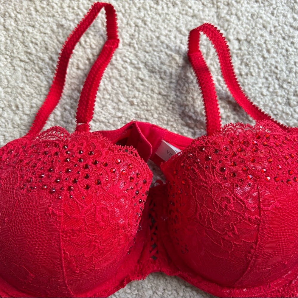 Victoria's Secret Vibrant Red Lace Bra - BRAND NEW - 38C - No tag